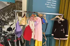 Детски дрехи на закачалка