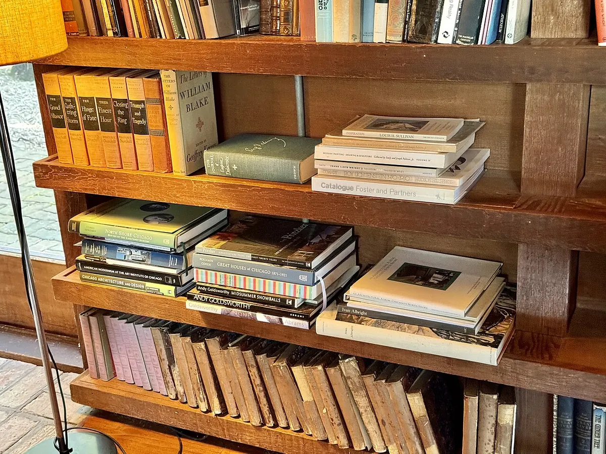 Дървени рафтове с книги